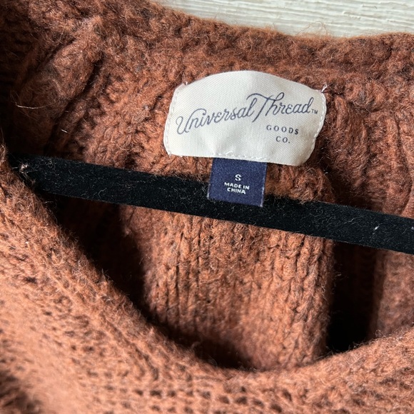 Universal Thread Sweater 🤎 - Picture 2 of 3
